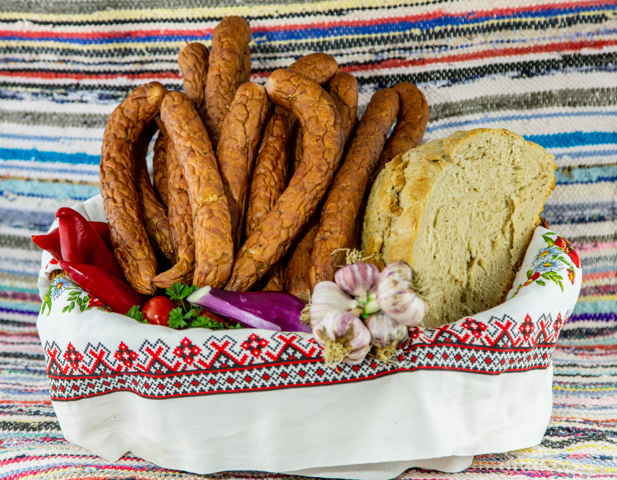 Cârnaț de Casă cu Usturoi - Produs tradițional La Cătălin